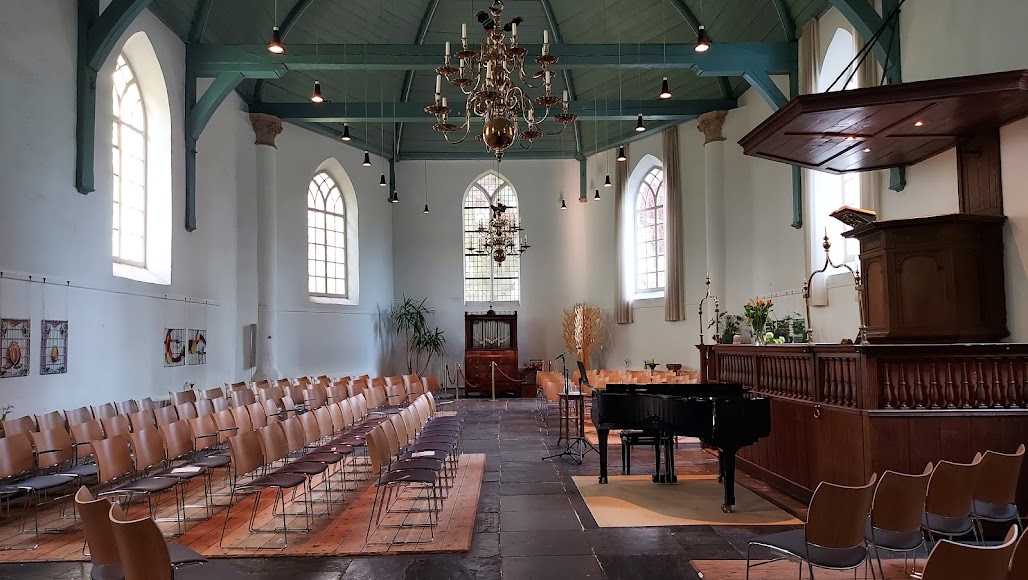 Interieur van de Witte Kerk in Heiloo met preekstoel en orgel