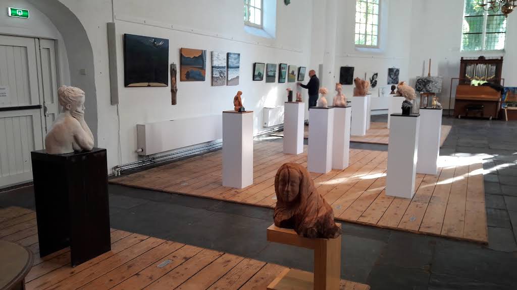 Interieur van de Witte Kerk tijdens een kunsttentoonstelling